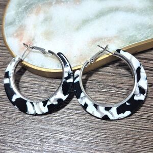 ♡ 3/$16 ♡ Casual Fun Hoops Black White Speckled  Earrings 2"